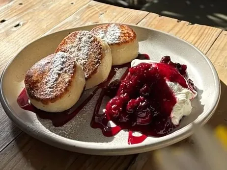 Syrnyky con nata agria y frutos rojos